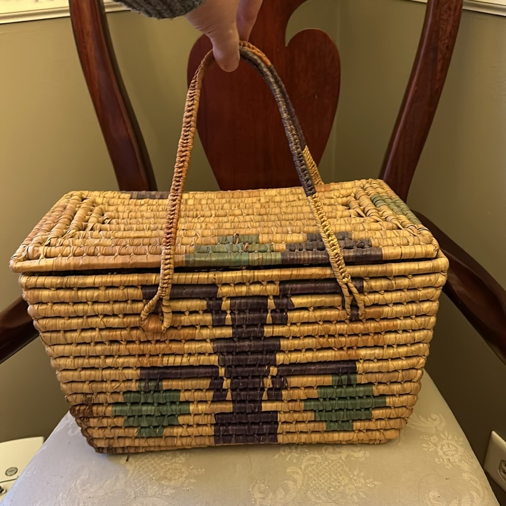 Gorgeous 1950s handmade, hand-painted woven bamboo, straw, wicker bag w/handles - Picture 9 of 13